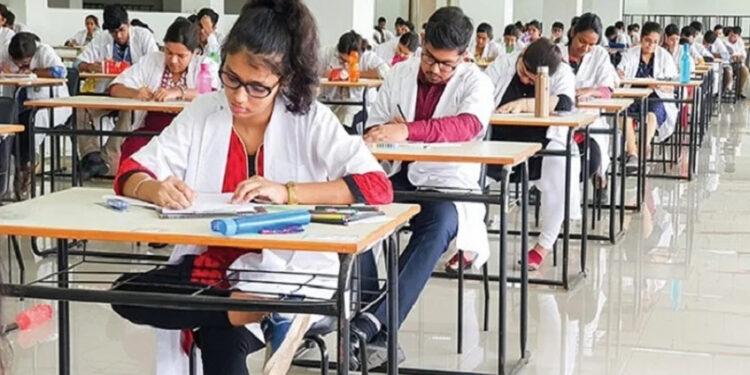 দিনমজুর-চাষা কীভাবে সন্তানকে উচ্চশিক্ষিত করবে?