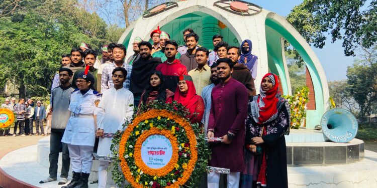 বিজয় দিবসে পাঠকবন্ধু ইবি শাখার পুষ্পস্তবক অর্পণ