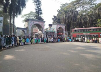 নিখোঁজ শিক্ষার্থীদের সন্ধানে ইবিতে মানববন্ধন