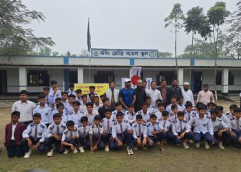 খুদে শিক্ষার্থীদের পাশে ক্রিকেটার জাভেদ ওমর ও ব্যবসায়ী মিজান