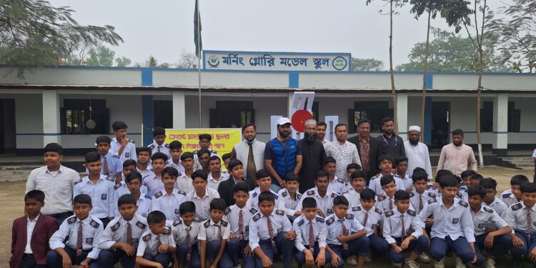 খুদে শিক্ষার্থীদের পাশে ক্রিকেটার জাভেদ ওমর ও ব্যবসায়ী মিজান