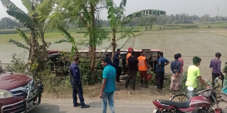 চালক ঘুমে, বাস খাদে: ইবির ৩০ শিক্ষার্থী আহত