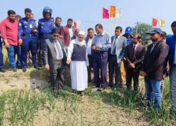 পাবনায় পেঁয়াজ চাষীদের সঙ্গে মতবিনিময়