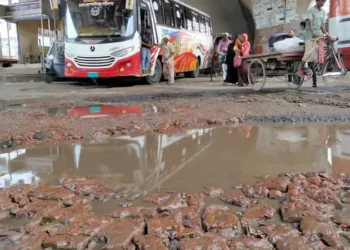 ভাঙাচোরা রাস্তাঘাট সংস্কার কেন জরুরি
