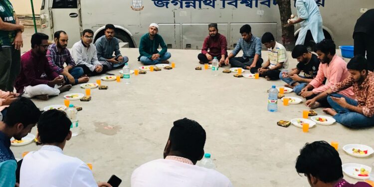 জবিতে ইফতার করলেন তরুণ কলামিস্টরা
