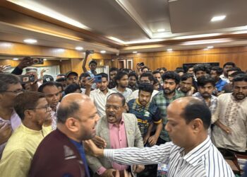 উত্তপ্ত ইবি উপাচার্য কার্যালয়— ‘হট্টগোল’