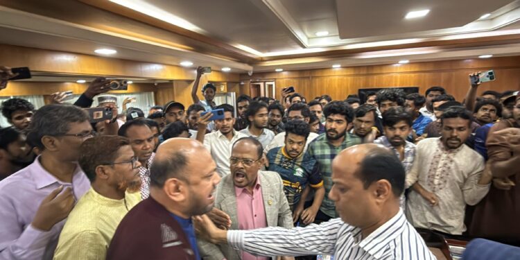 উত্তপ্ত ইবি উপাচার্য কার্যালয়— ‘হট্টগোল’