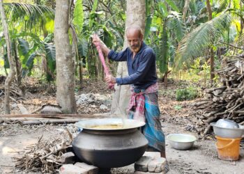 দুই যুগের বেশি সময় ধরে ইফতার রান্না করেন মন্টু মিয়া