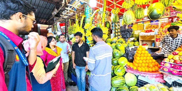 বোয়ালখালীতে বেশি দামে পণ্য বিক্রয়; অর্থদণ্ড