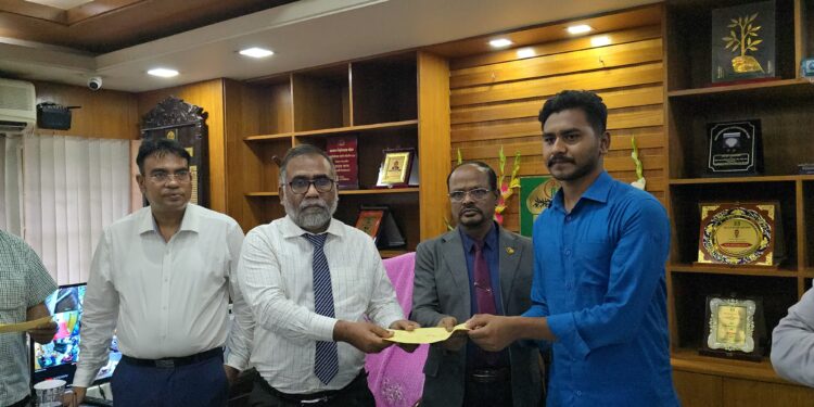 জুলাই আহতদের অনুদান দিয়েছে ইবি